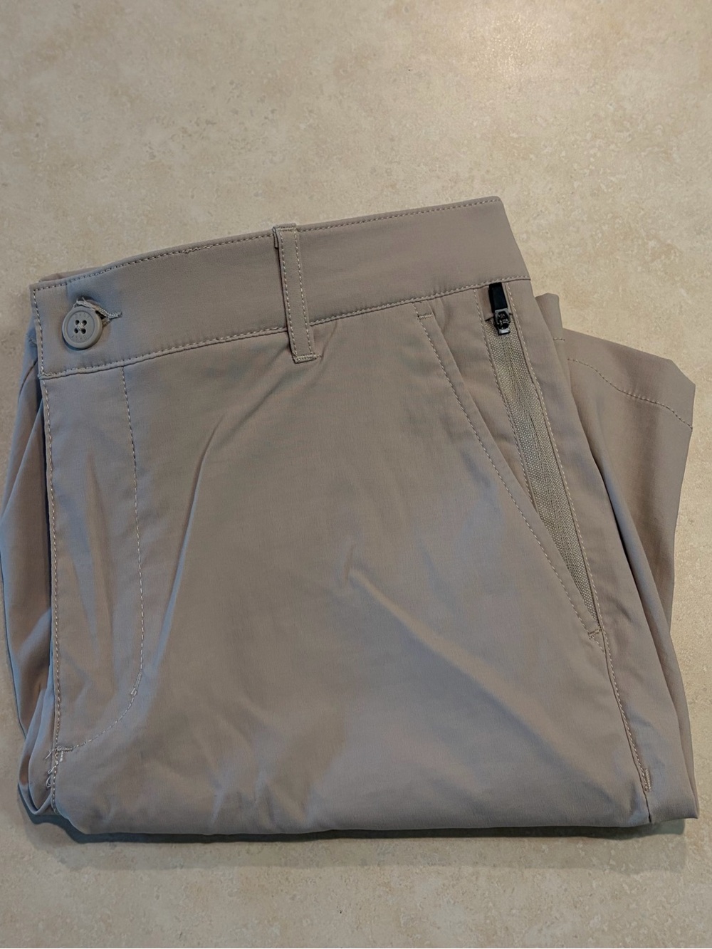 NWOT—DKNY Men's Light Khaki Flat Front Shorts